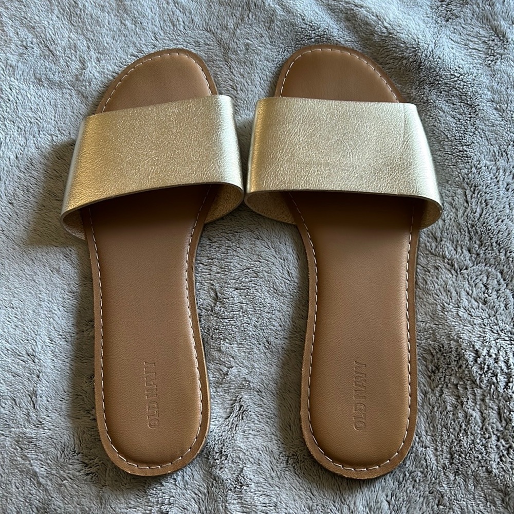 Old Navy women’s slip on sandals